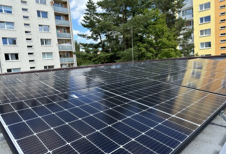 Fotovoltaika na střeše zdroje v ul. B. Němcové