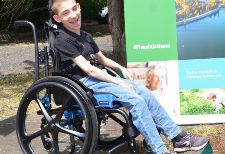 Na vozík pro Danečka přispěla JE a TSJ